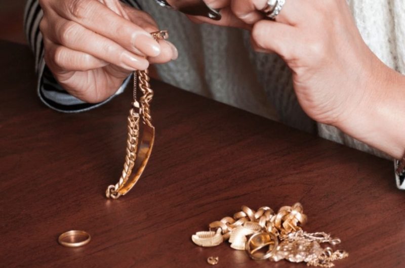 professionnel de l'or en train d'expertiser des bijoux en or