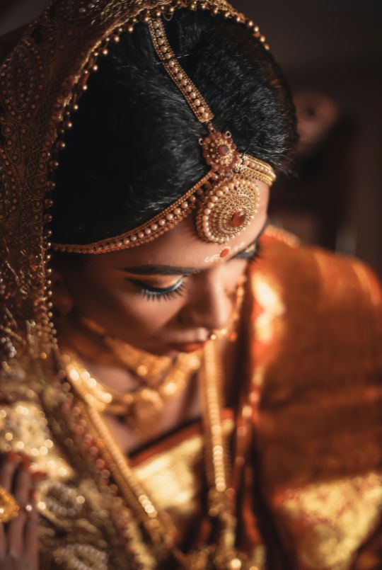 femme indienne avec bijoux en or 
