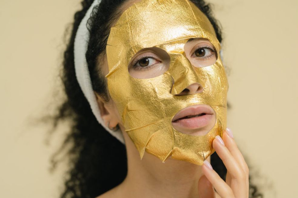 masque avec de l'or en cosmétique 