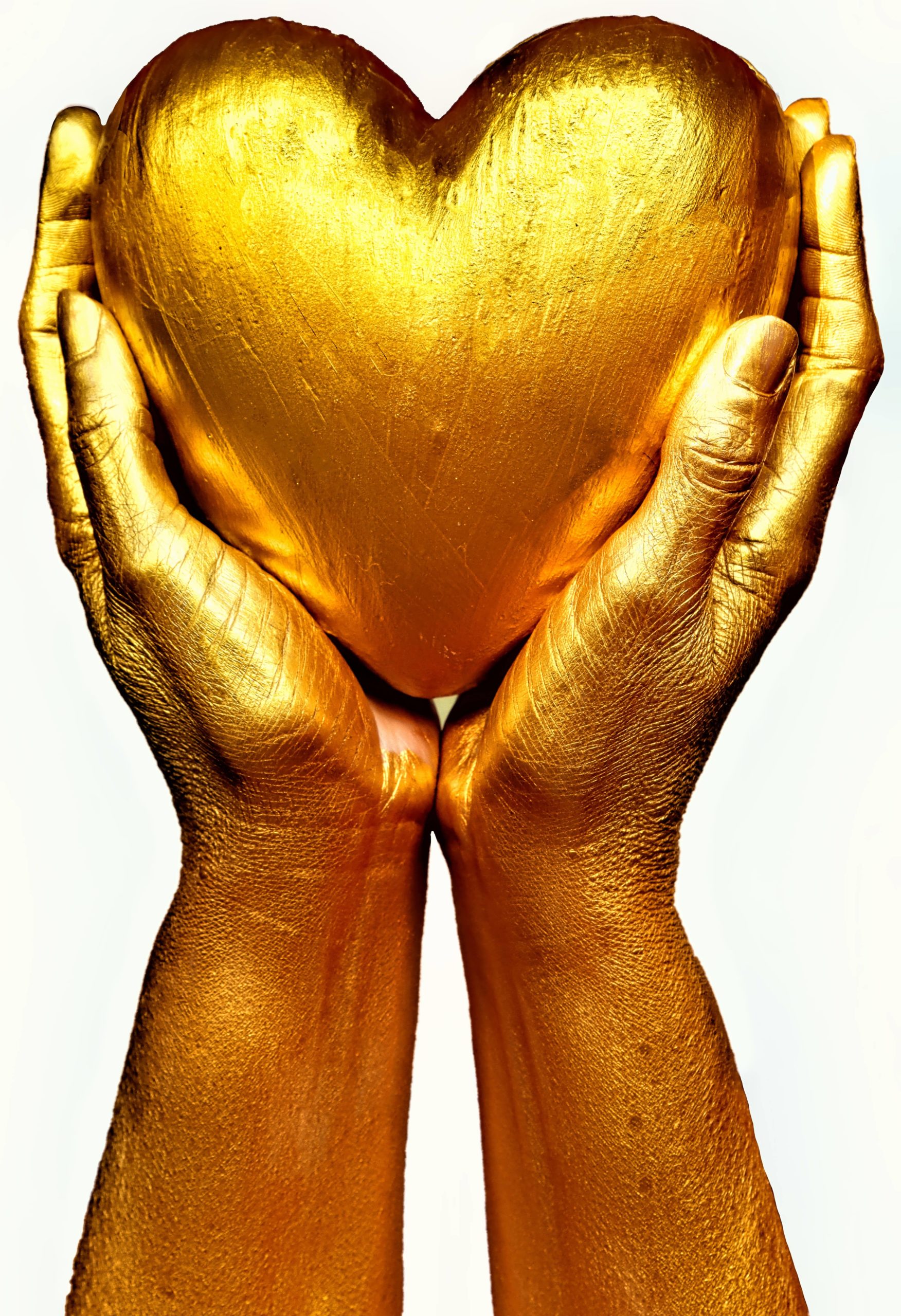 mains peintes en or tenant un coeur en or