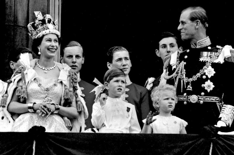 le couronnement de la reine Elisabeth II. On l'aperçoit aux cotés de sa famille, se tenant sur le balcon avec sa couronne
