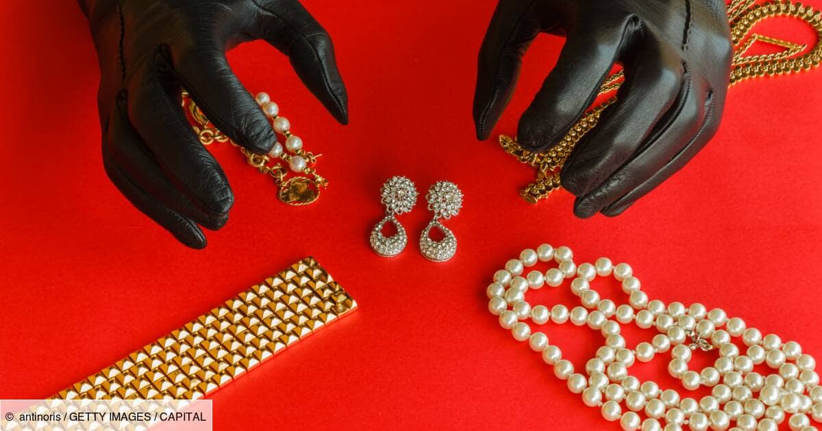 des mains portant une paire de gants, entrain de prendre des bijoux: un collier en perle, des boucles d'oreilles