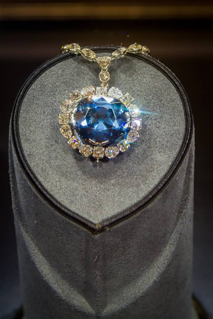 L'incroyable destin du diamant bleu de la Couronne de France