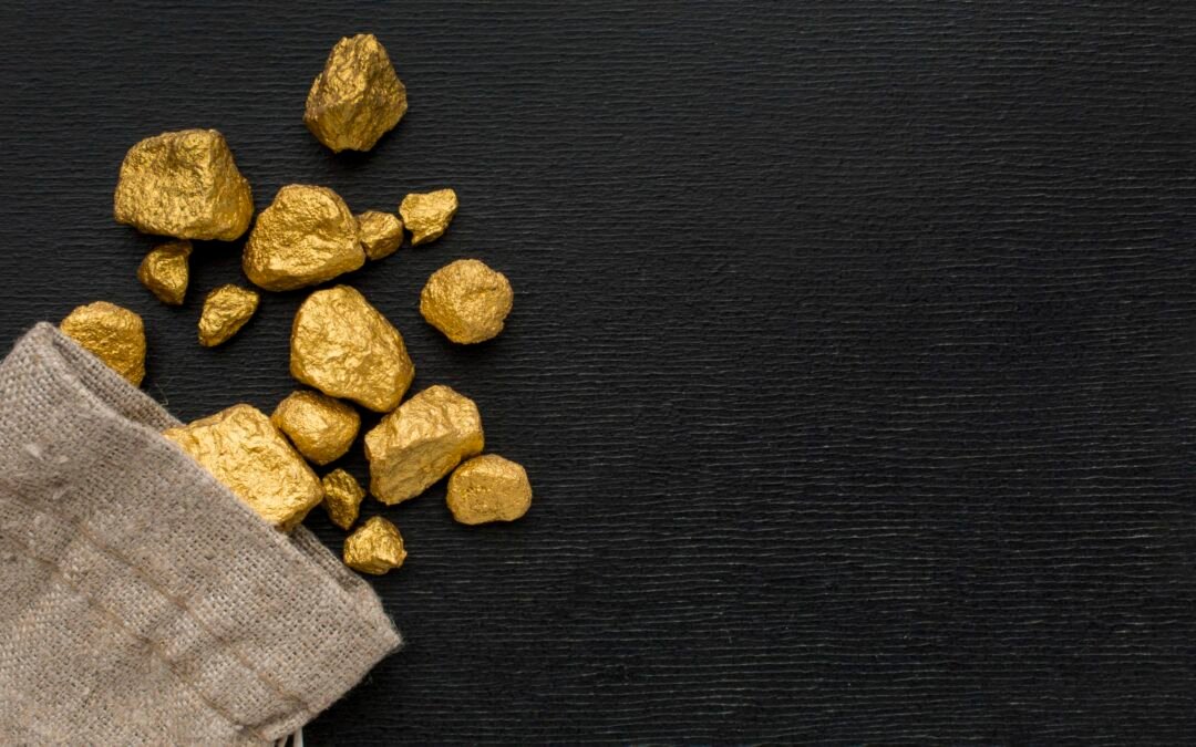 Sac de jute déversant des pépites d'or brutes sur un fond noir.