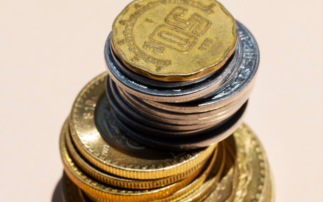 Pile de pièces de monnaie en métal doré et argenté représentant différentes valeurs