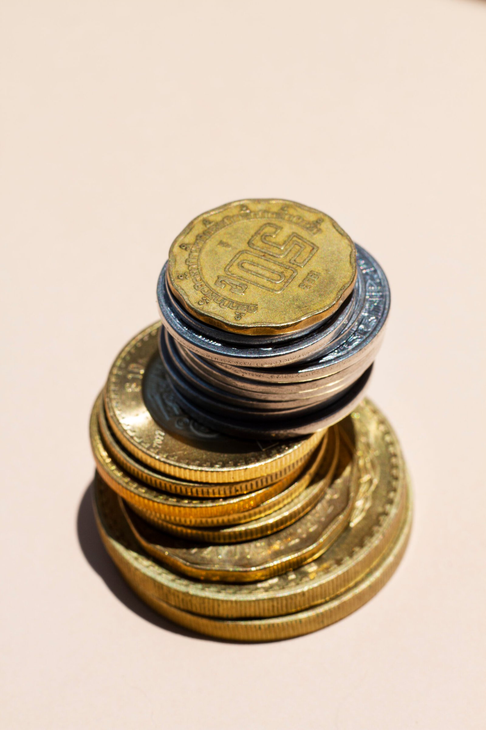 Pile de pièces de monnaie en métal doré et argenté représentant différentes valeurs
