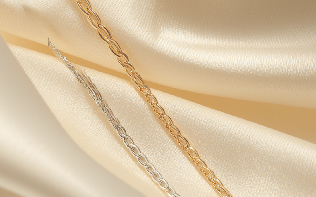 Pourquoi l'or garde sa valeur : chaîne en or brillante à côté d'une chaîne en argent ternie, BR.OR