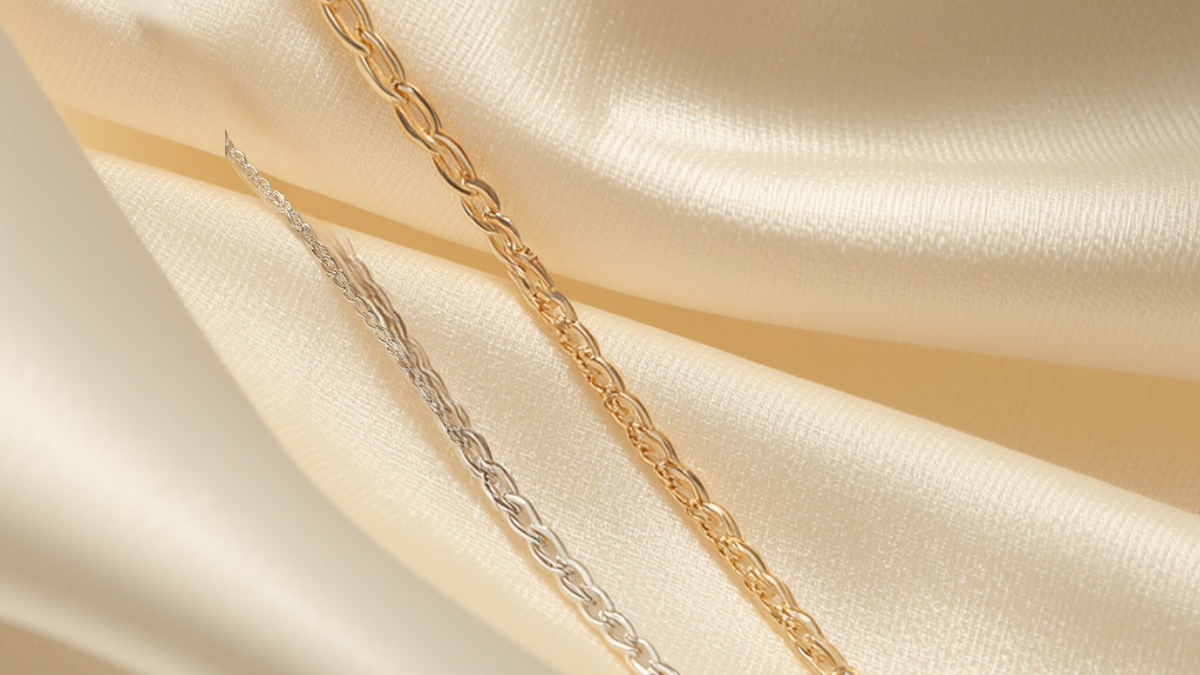 Pourquoi l'or garde sa valeur : chaîne en or brillante à côté d'une chaîne en argent ternie, BR.OR